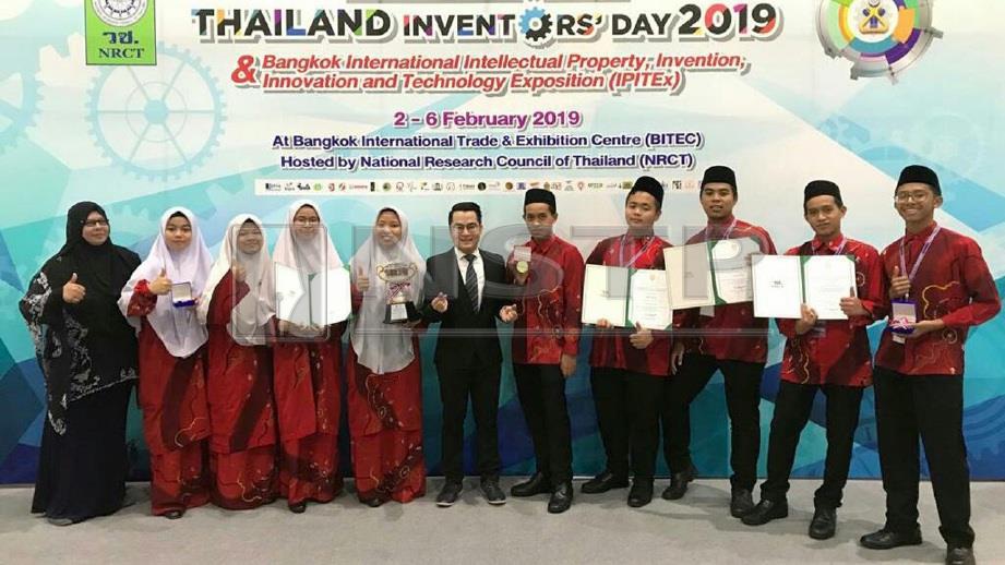 MOHD Mustafa (tengah) bersama penyelidik muda daripada Sekolah Berasrama Penuh Integrasi Rawang yang meraih Anugerah Rekacipta Muda IPITEX 2019 bagi kategori Inovasi Terbaik. FOTO Ihsan UniMAP