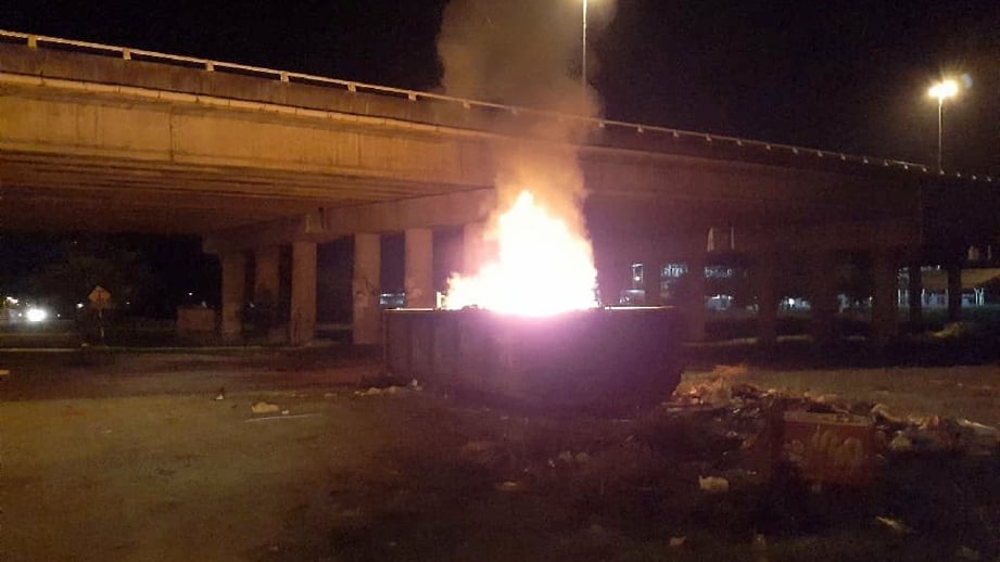 SAMPAH dibakar dalam tong roro di Jalan Ketoyong. FOTO ihsan pembaca