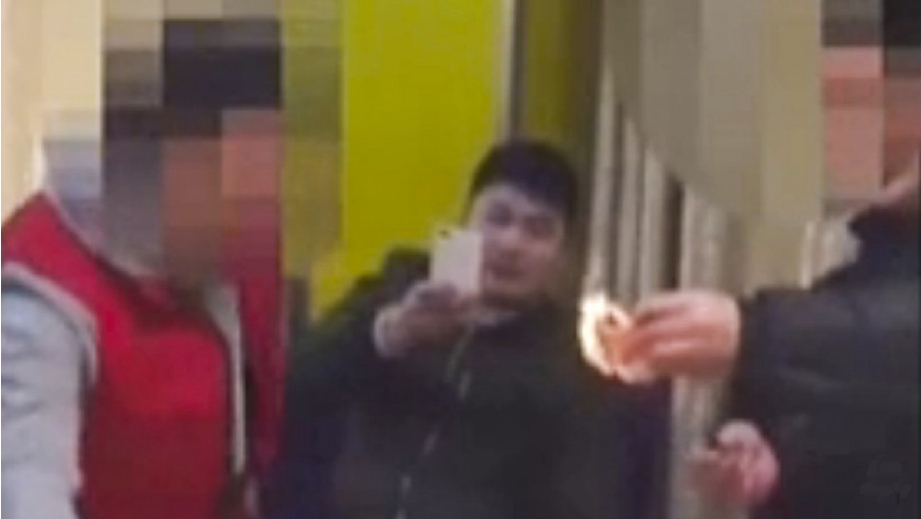 RAKAMAN video dua lelaki bertengkar sambil membakar duit. FOTO SCMP