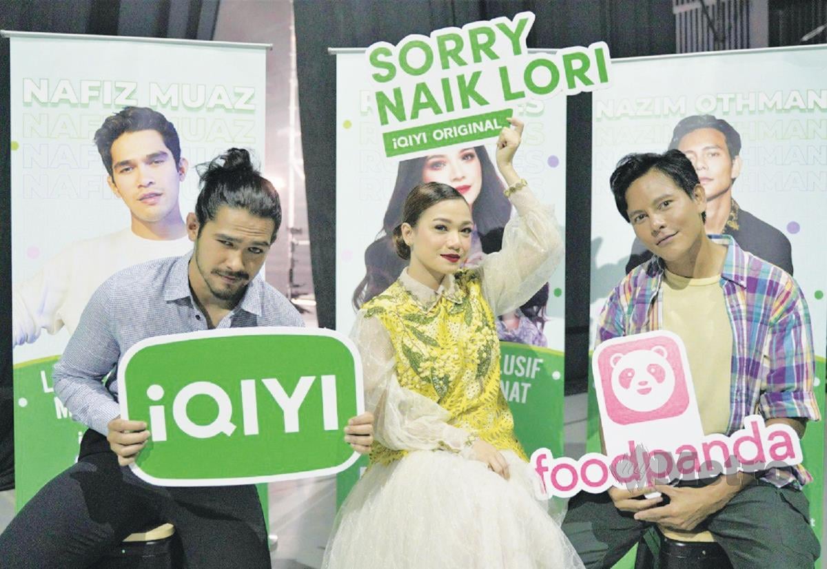 PELAKON utama drama bersiri Sorry Naik Lori (dari kiri), Nafiz Muaz, Ruhainies dan Nazim.