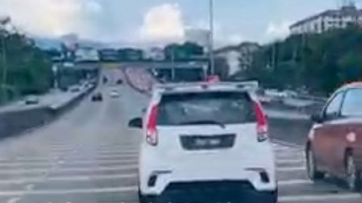 PETIKAN video menunjukkan Perodua Mvyi terbabit.