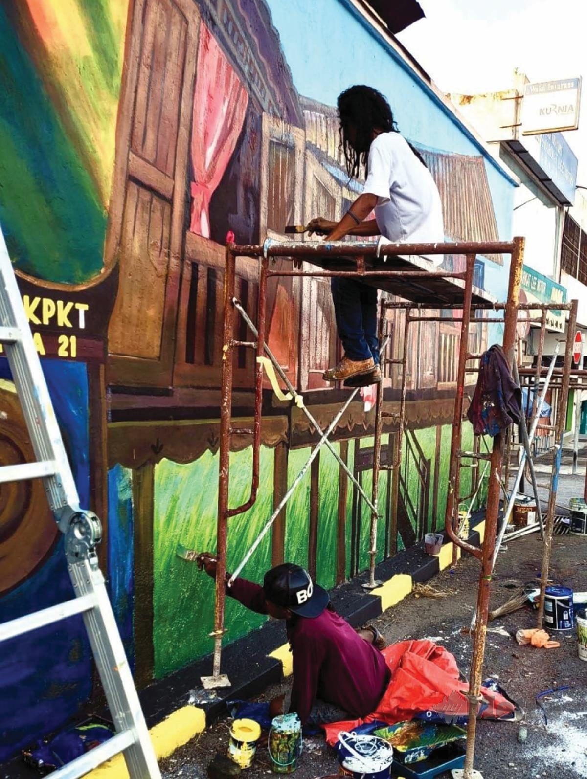 ZAKIR Amir melukis mural di Kuala Klawang.