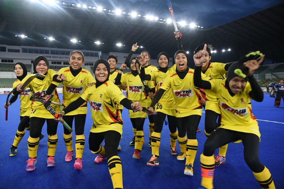 PEMAIN PKS Uniten-KPT ceria selepas menjuarai Liga Hoki Wanita Malaysia 2018 di Stadium Hoki Bukit Jalil, sebentar tadi. - Foto UNITEN