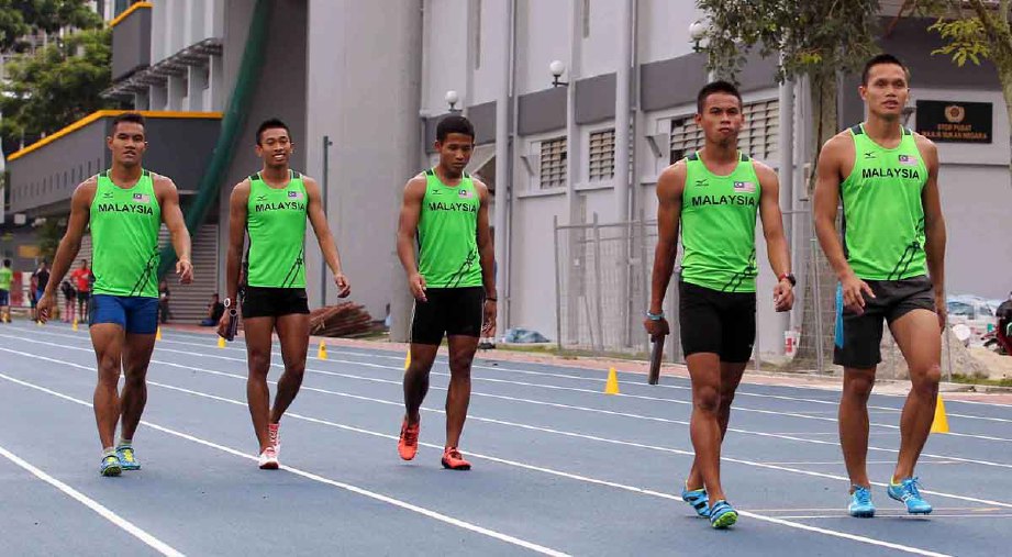 SKUAD olahraga 4x100 meter lelaki Khairul Hafiz Jantan (dua dari kiri), Jonathan Nyepa (kanan), Nixson Kannedy (kiri), Badrul HIsyam Abd Manap (tiga dari kiri) dan Haiqal Hanafi  (dua kanan) pada sesi latihan. -Foto SAIFULLIZAN TAMADI