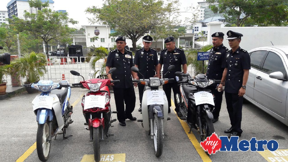 SHAFIEN menunjukkan motosikal suspek serta motosikal  dicuri yang ditemui semula. FOTO Ayusliza Azizan