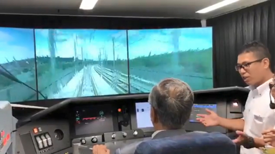 PETIKAN video dimuat naik Dr Mahathir ketika mencuba simulator pemandu Shinkansen. FOTO Twitter Tun Dr Mahathir Mohamad