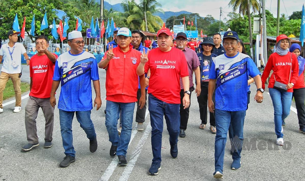 Calon DUN Chennah, Anthony Loke Siew Fook (tiga dari kanan) dan calon DUN Pertang, Datuk Seri Jalaluddin Alias (dua dari kanan) pada sesi walkabout di Kampung Chennah. FOTO AZRUL EDHA