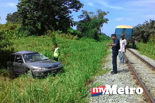KERETA dipandu mangsa tercampak ke bahu jalan dalam kemalangan di Jalan Mawau, Kampung Pimping, Membakut, Beaufort.