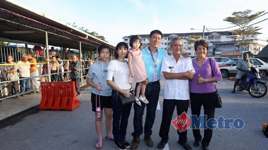 TAN Chee Teong (tiga kanan) hadir bersama ahli keluarga untuk mengundi bagi PRK Balakong di SJKC Batu 11 Cheras. FOTO Rosela Ismail