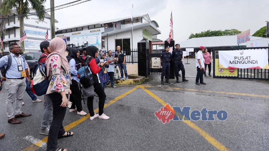 PETUGAS SPR tidak membenarkan petugas media memasuki ke Pusat Mengundi di SMK Cheras Perdana untuk membuat liputan bagi Pilihan Raya Kecil (PRK) DUN Balakong. FOTO Rosela Ismail