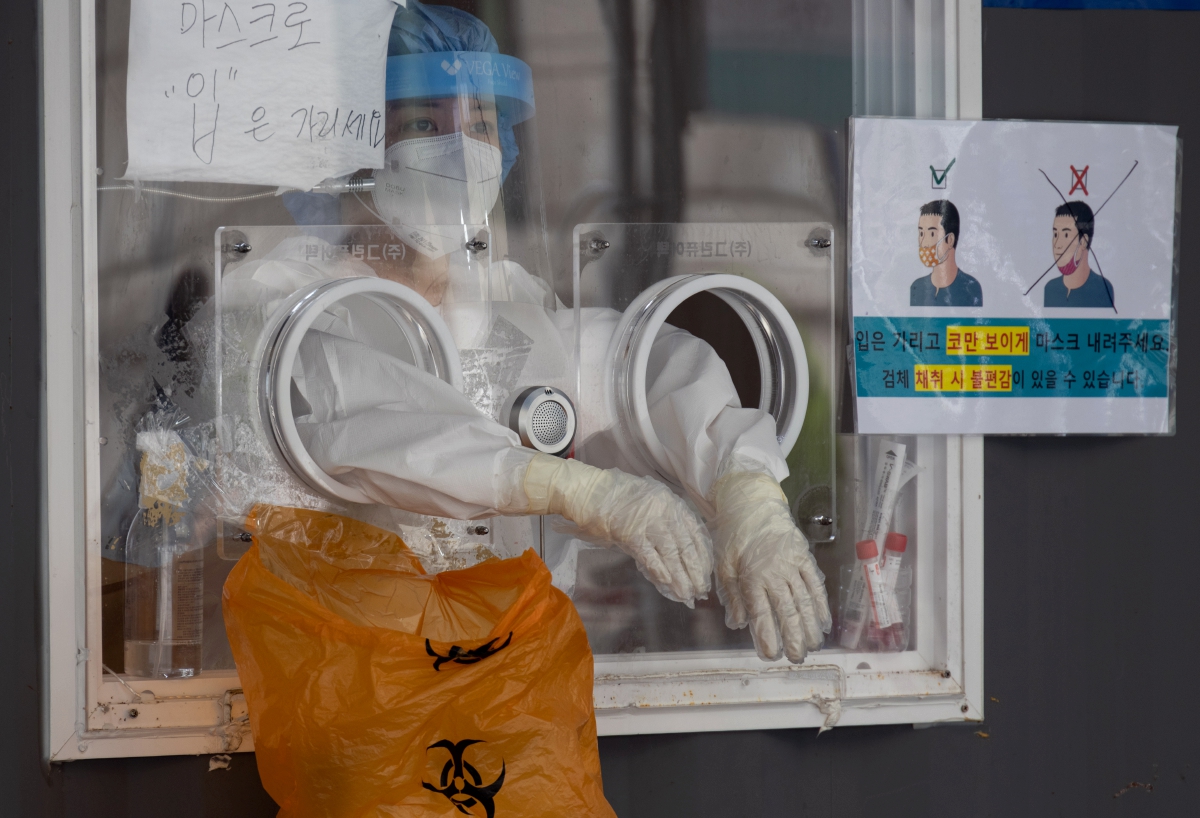 PETUGAS kesihatan di Seoul menunggu untuk mengambil sampel bagi ujian sarigan Covid-19. FOTO EPA 