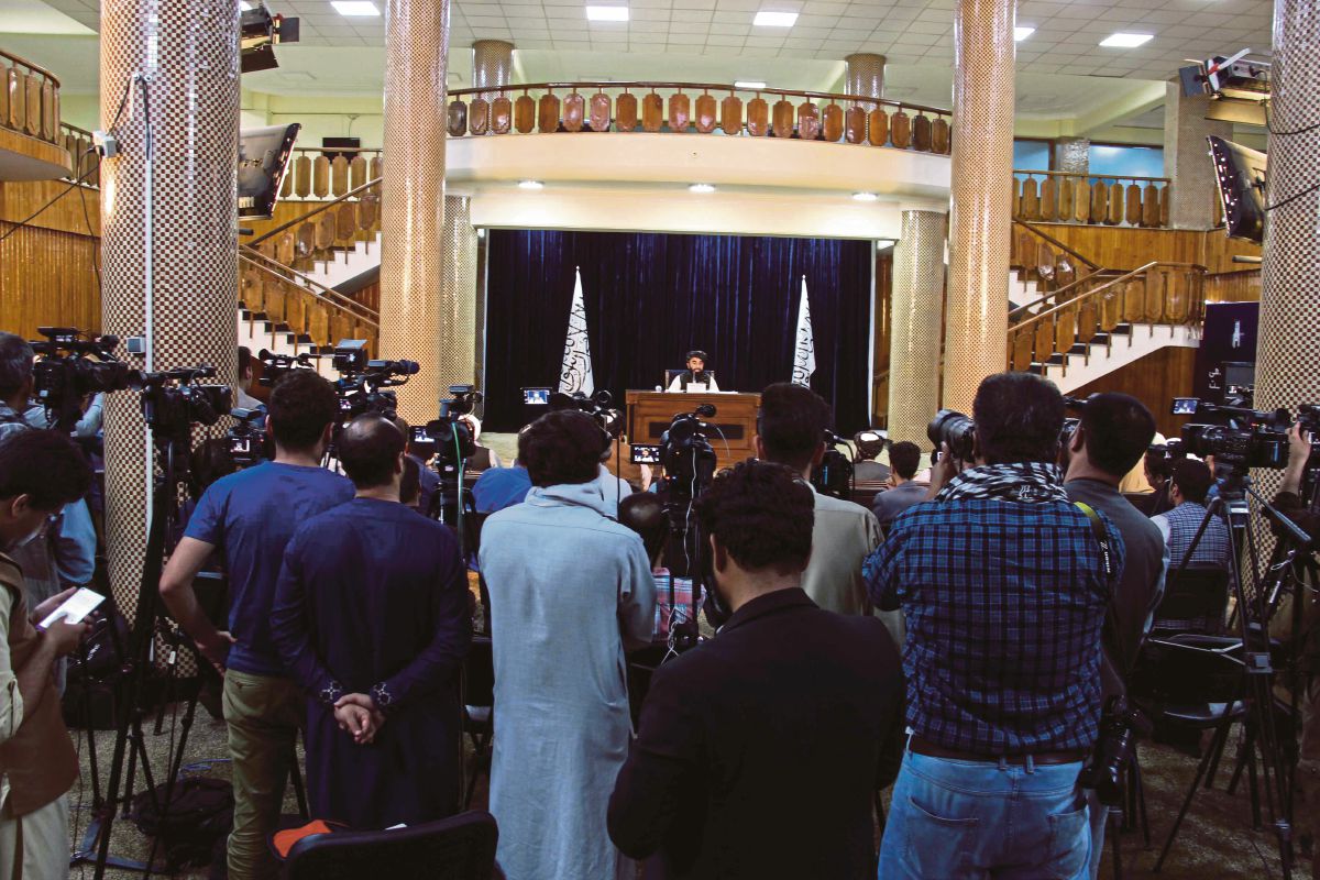 JURUCAKAP Taliban, Zabhiullah Mujahid ketika mengumumkan barisan pemimpin kerajaan, pada sidang media di Kabul. FOTO EPA 