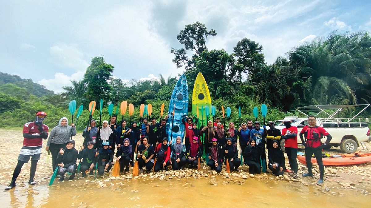 BERSAMA peserta kayak Sungai Lembing.