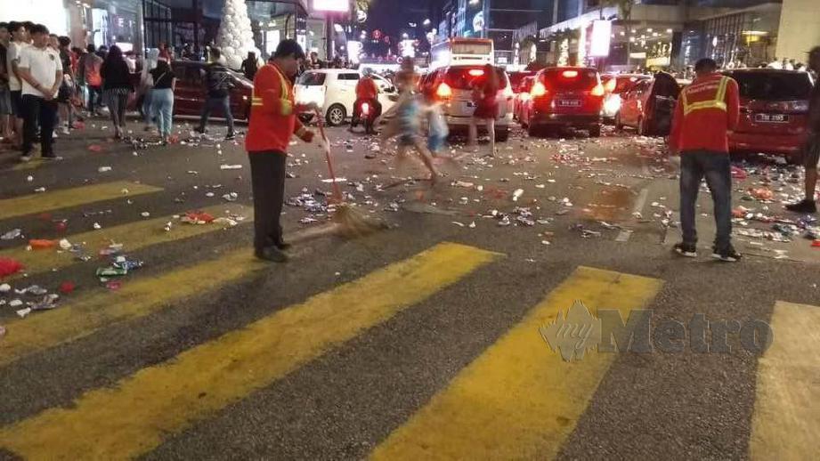 PEKERJA Alam Flora membersihkan sampah yang dibuang orang ramai selepas menyambut ambang tahun baru di sekitar Kuala Lumpur. FOTO ihsan Alam Flora 