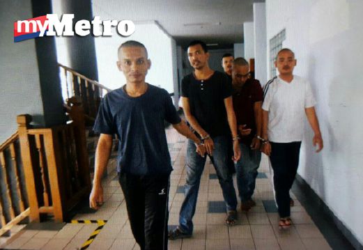 Muhammad Farhan (kanan) dan Mohd Shaiful Azrun (kiri) meninggalkan kamar mahkamah selepas dijatuhi hukuman penjara lapan bulan. FOTO Mohd Hilmie Hussin