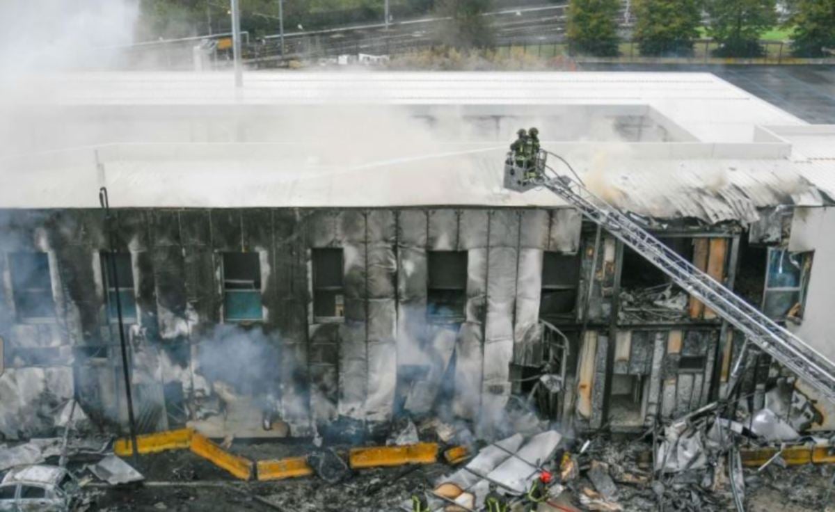 BOMBA memadam kebakaran di bangunan berkenaan. FOTO EPA 