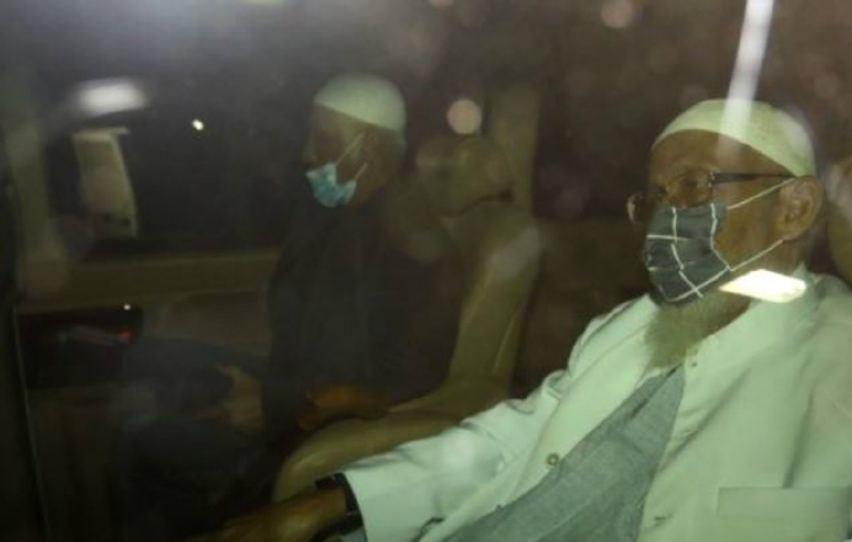 ABU bakar dalam kenderaan yang membawanya keluar dari Penjara Gunung Sindur, pagi hari ini. FOTO Tribunnews.com.