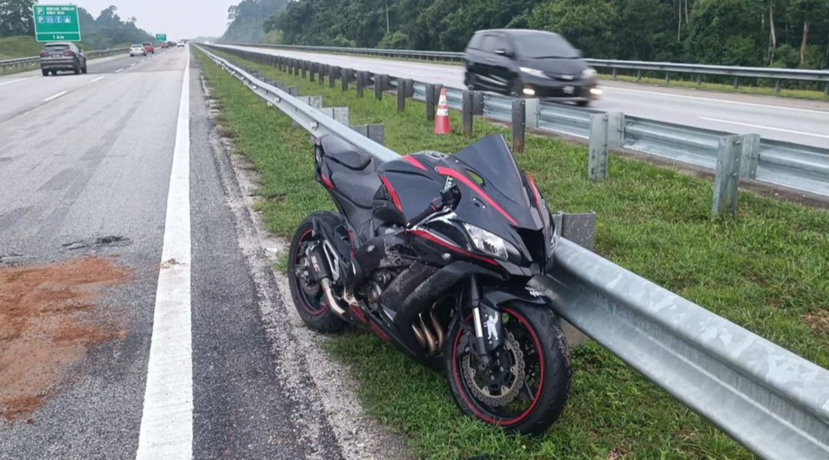 MOTOSIKAL Mohamad Rizuwan hilang kawalan menyebabkan terbabas di Kilometer 372.1 Lebuhraya Pantai Timur 2. 