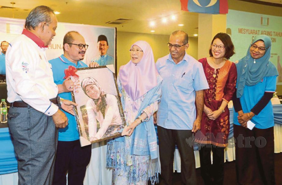  DR Wan Azizah menerima cenderamata daripada  Shamsul Iskandar (dua dari kiri) pada Majlis Perasmian Mesyuarat Agung Tahunan PKR Cabang Jasin, semalam. FOTO Rasul Azli Samad