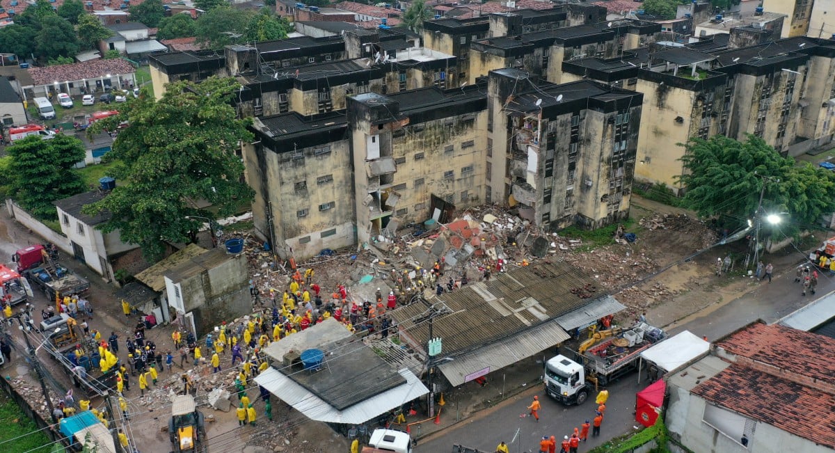 PASUKAN penyelamat berusaha mencari dan menyelamat mangsa di bawah runtuhan bangunan di Recife, Pernambuco, Brazil. FOTO Reuters.