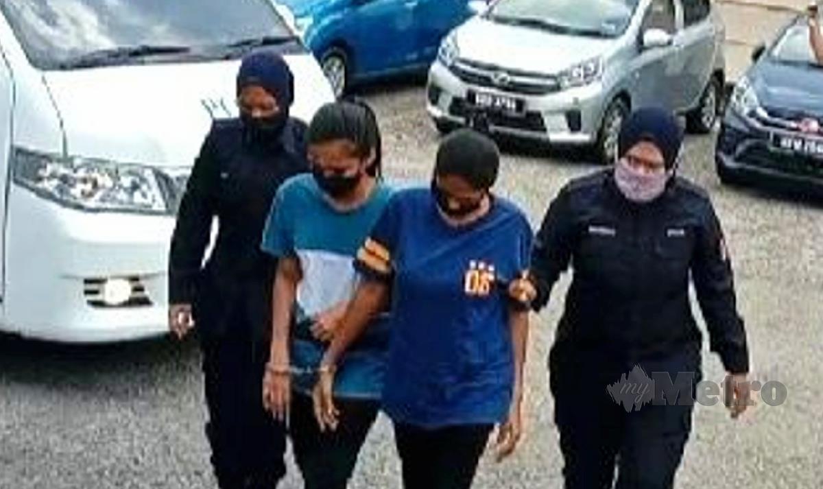 DUA daripada tiga beranak yang didakwa mendera kanak-kanak dibawa ke Mahkamah Sesyen Kuala Pilah, hari ini. FOTO Abnor Hamizam Abd Manap.