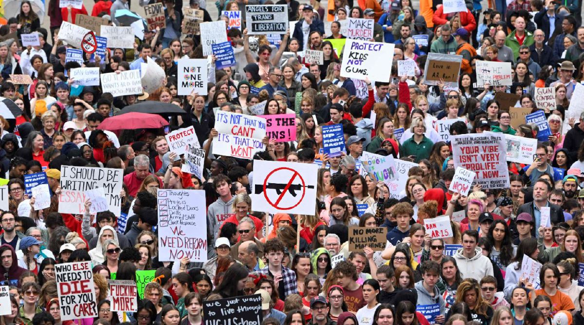 PENUNJUK perasaan mendesak undang-undang berkaitan penggunaan senjata api di Nashville, Tennessee diperketatkan.  FOTO AFP.