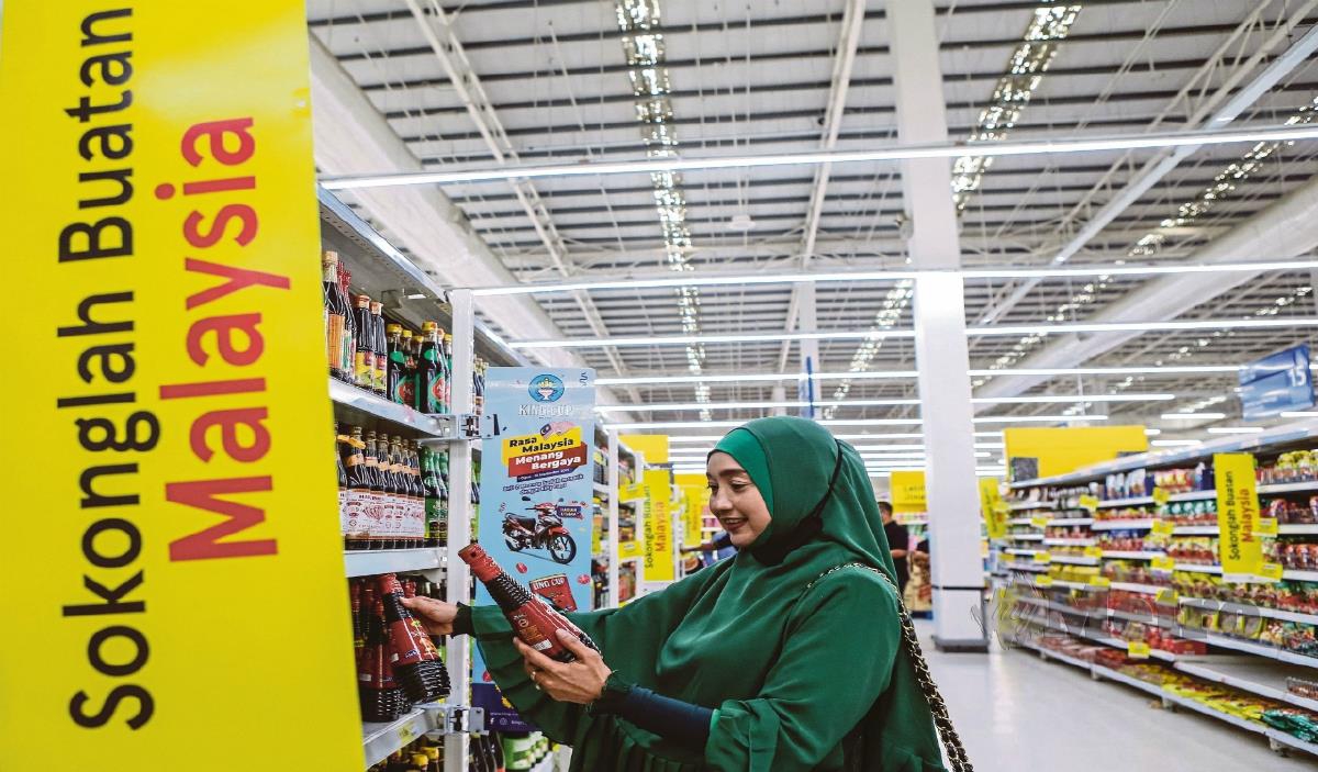 PELEKAT Sokonglah Buatan Malaysia dipasang pada rak jualan bagi menggalakkan rakyat membeli produk buatan Malaysia sempena KBBM. FOTO Asyraf Hamzah.