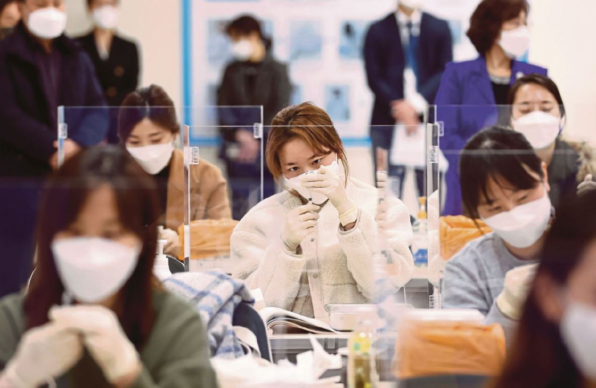 JURURAWAT di Korea Selatan menjalani latihan vaksinasi Covid-19 pada Mac lalu. FOTO EPA.