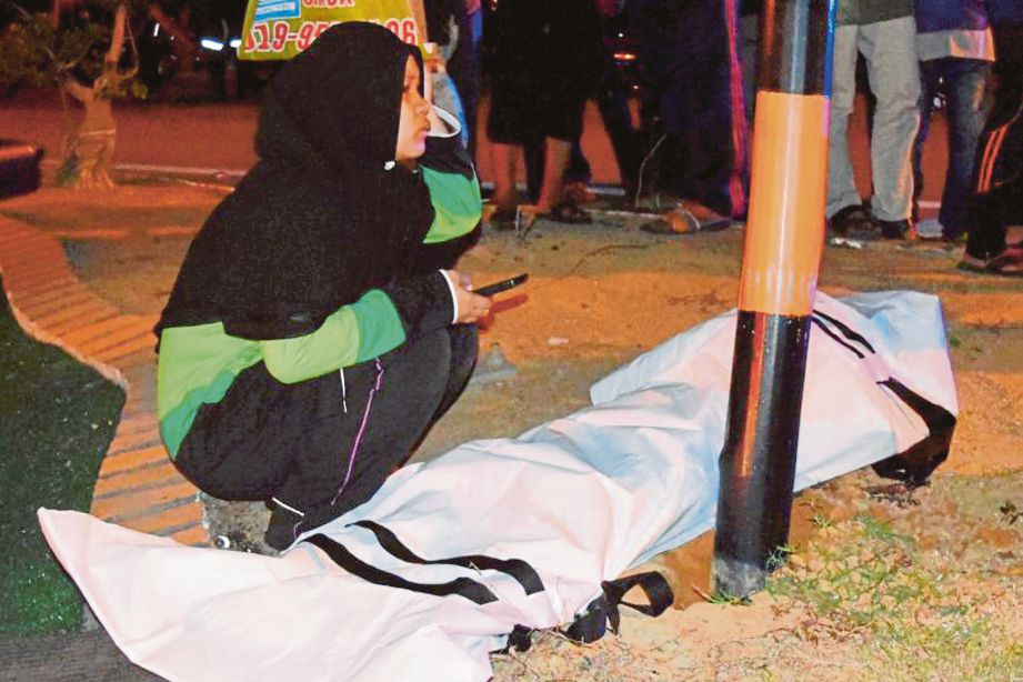 Nur Aqleema menangis di sisi mayat adiknya, Abu Hurairah Ameeruddin yang maut  dalam  kemalangan di  Jalan Kuala Terengganu-Kuantan, dekat Paka awal pagi semalam.