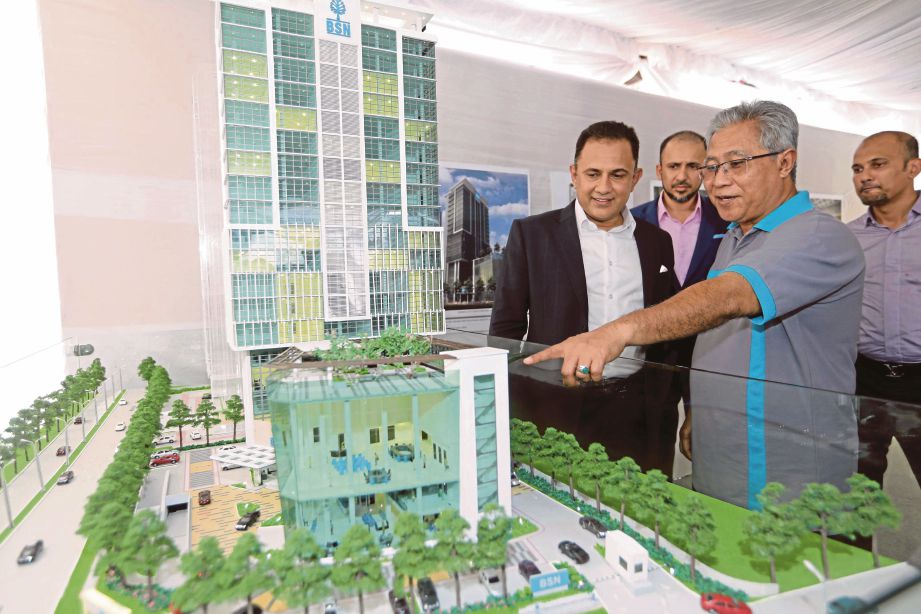 Mohamed Faroz  dan  Adinan  (kanan) melihat model bangunan BSN di Majlis Pecah Tanah Bangunan Ibu Pejabat  BSN Selangor   di Tapak Projek Menara BSN di Jalan Persiaran Datuk Menteri, Seksyen 14.