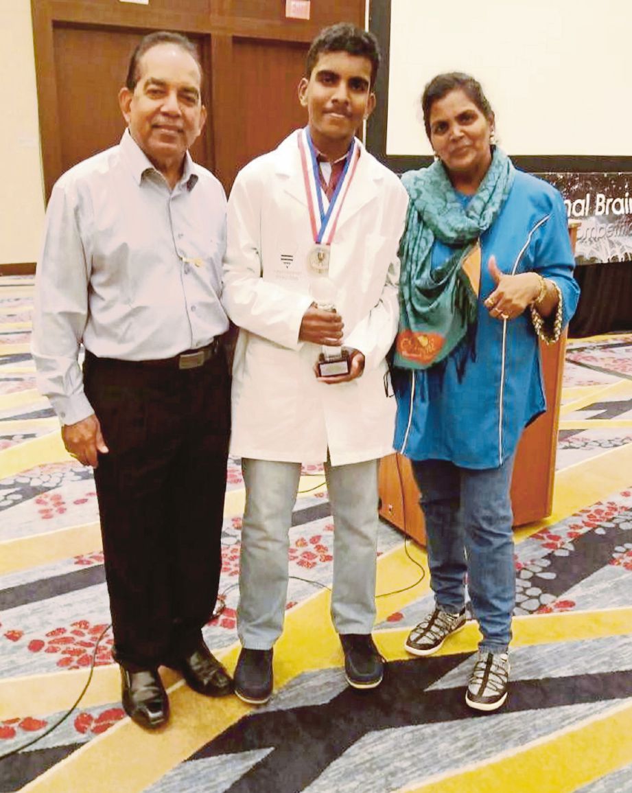  Elwin bergambar bersama ibu bapanya,  Kunavathi dan  Raj selepas mendapat tempat ketiga pertandingan IBBC 2017 di Walter E Washington Convention Centre, Washington DC,  semalam.