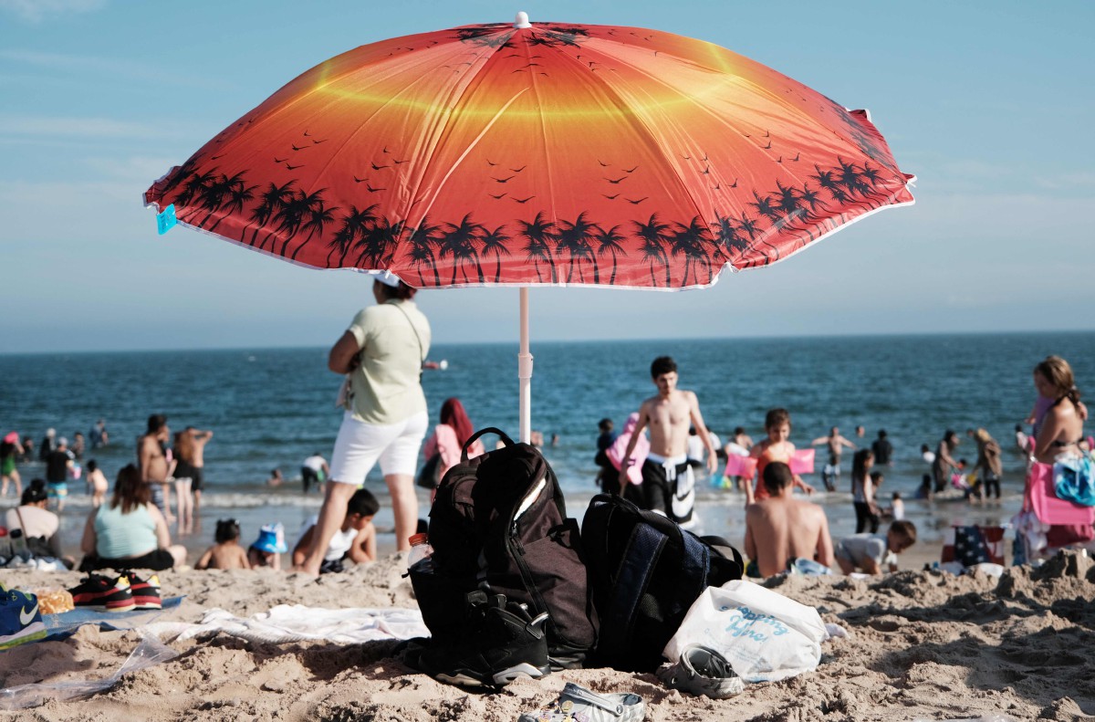 ORANG ramai bersantai di Pantai Coney, New York susulan cuaca panas. FOTO AFP.