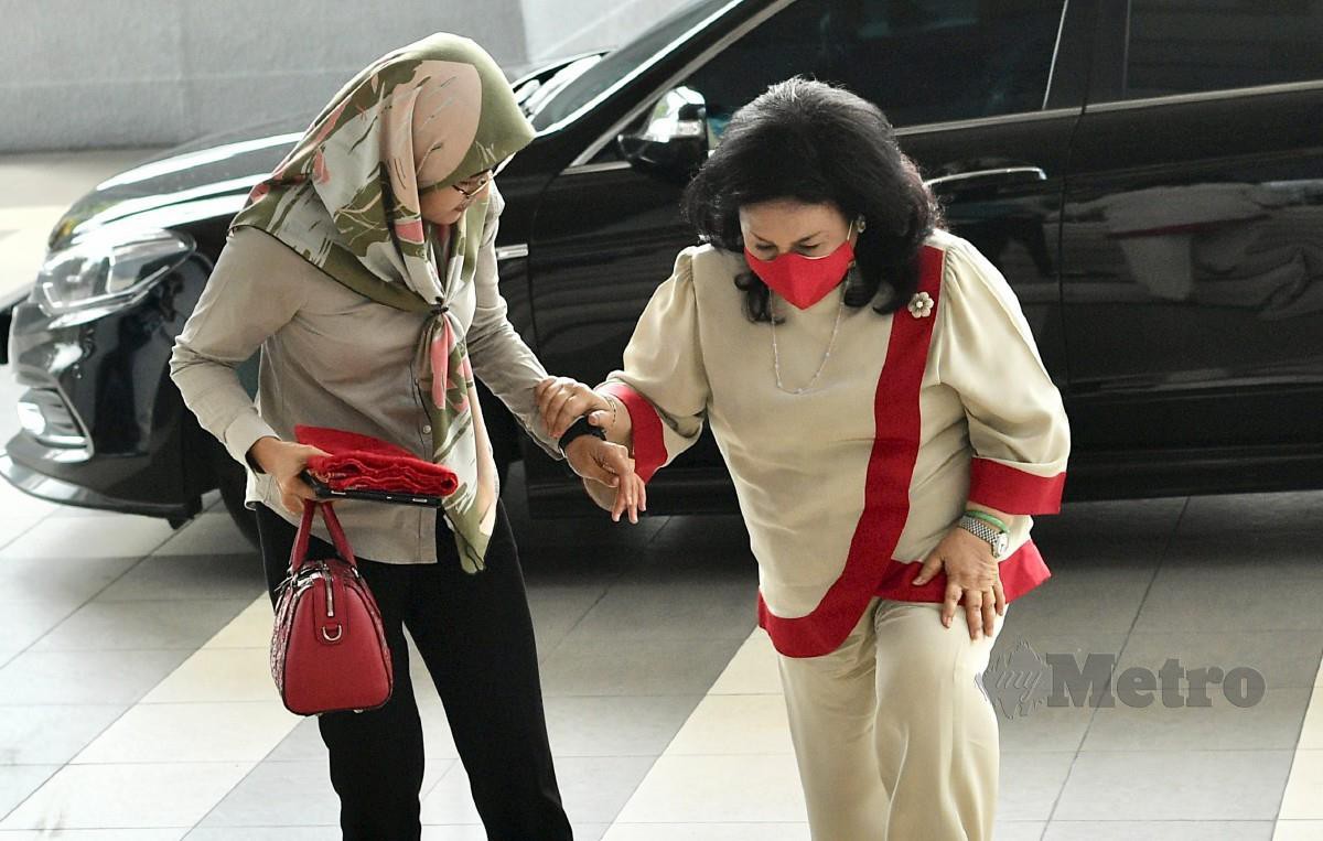 ROSMAH (kanan) ketika hadir mengikuti perbicaraan kes suaminya, Datuk Seri Najib Razak di Mahkamah Tinggi Kuala Lumpur, hari ini. FOTO Fathil Asri.