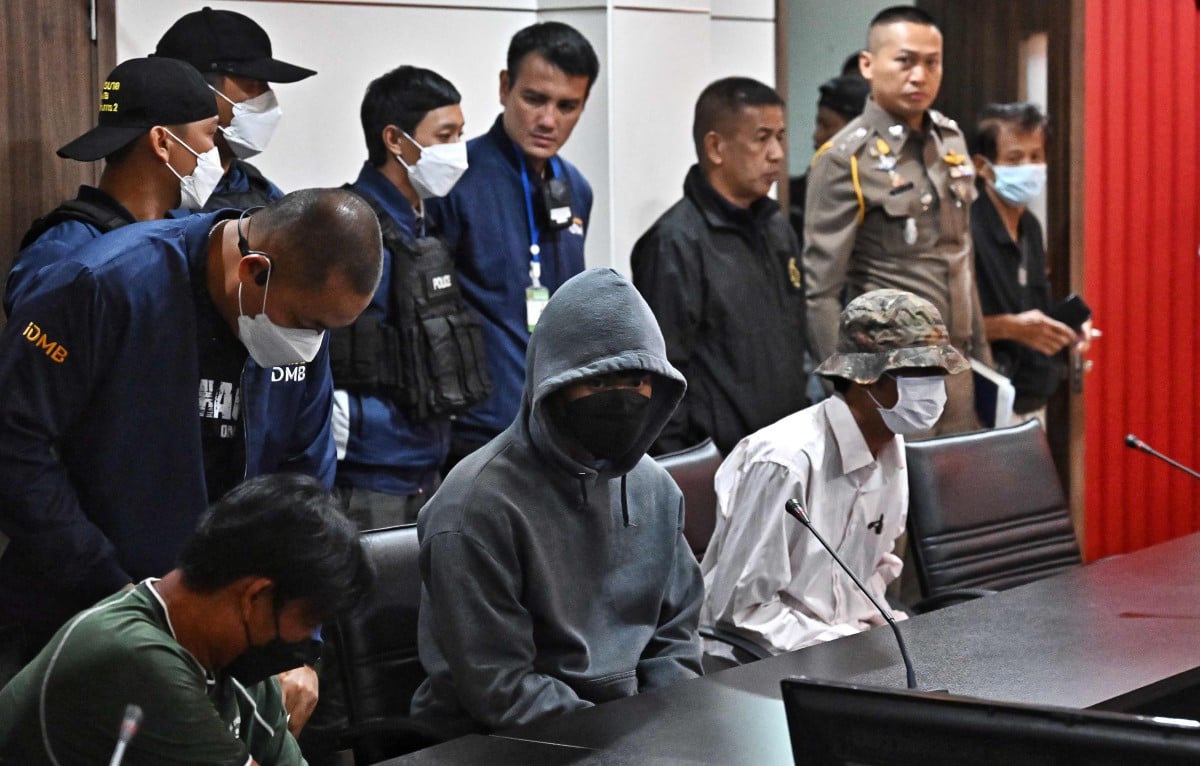 DUA lelaki yang ditahan kerana didakwa menjual pistol kepada suspek berusia 14 tahun dalam kes tembakan di pusat beli belah Siam Paragon. FOTO AFP.
