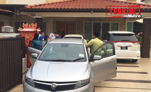AHLI keluarga membawa mangsa ke hospital untuk pemeriksaan lanjut. FOTO Mohd Fadly Samsudin