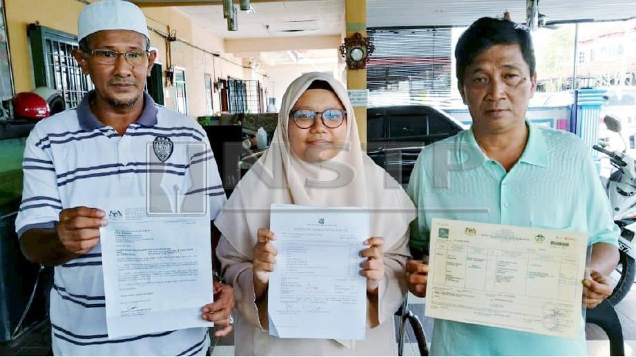 NURUL Syuhada (tengah) bersama Mohd Khalid (kiri) menunjukkan slip keputusan cemerlang peperiksaan percubaan SPM 2018 dan surat rayuan permohonan taraf kewarganegaraan anak angkat kepada KDN di Taman Kerian Permai. FOTO ihsan keluarga