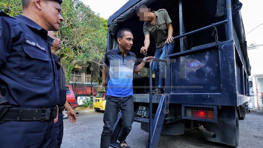 MUHAMMAD Irwan (tengah) dihadapkan ke Makamah Kuala Kubu Bharu atas tuduhan memasukkan anak saudaranya ke dalam mesin basuh. FOTO Nurul Syazana Rose Razman