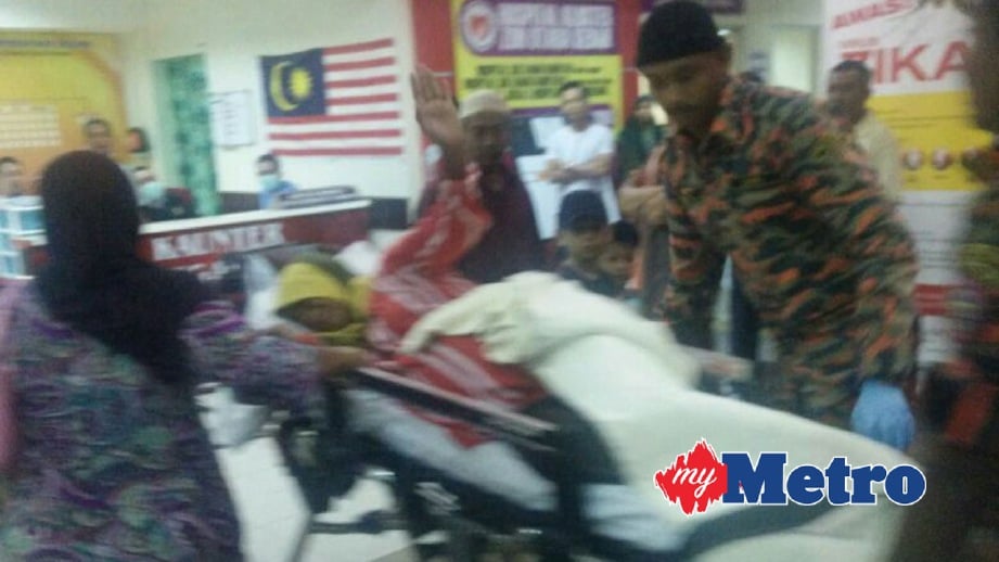 HAMIDAH dihantar ke hospital. FOTO ihsan Bomba