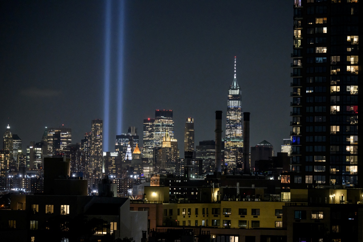 SETIAP tahun, cahaya dipancarkan ke langit New York sebagai memperingati tragedi 9/11. FOTO AFP