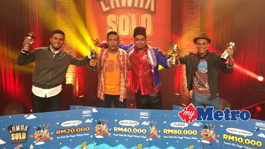 DANIAL (dua kanan) muncul juara musim pertama Lawak Solo menewaskan Fikry (kiri), Mad Sabah (dua kiri) dan AG Hafiz (kanan). FOTO Najiy Jefri