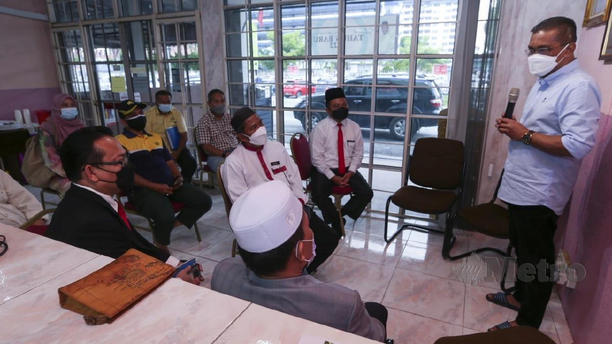TAKIYUDDIN (kanan)  berucap ketika Majlis Penyampaian Sumbangan Kepada Persatuan, NGO dan Kelab. FOTO Nik Abdullah Nik Omar