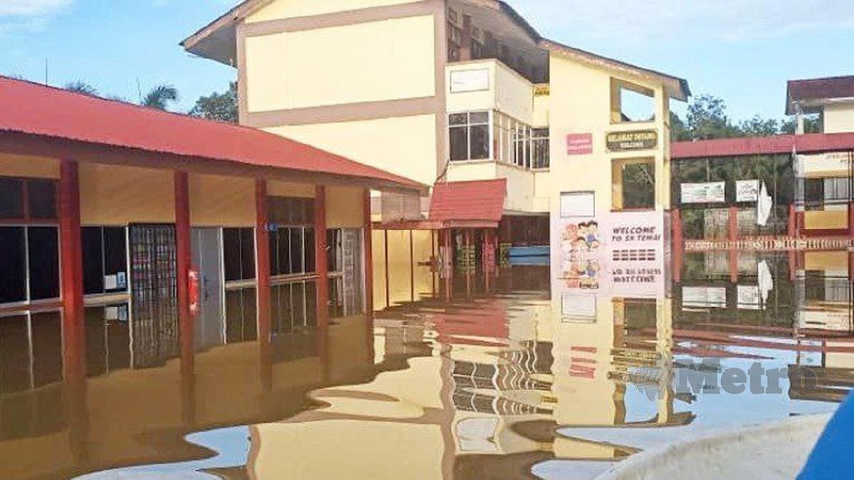 KEADAAN Sekolah Kebangsaan Temai yang ditenggelami banjir. FOTO Mohd Rafi Mamat