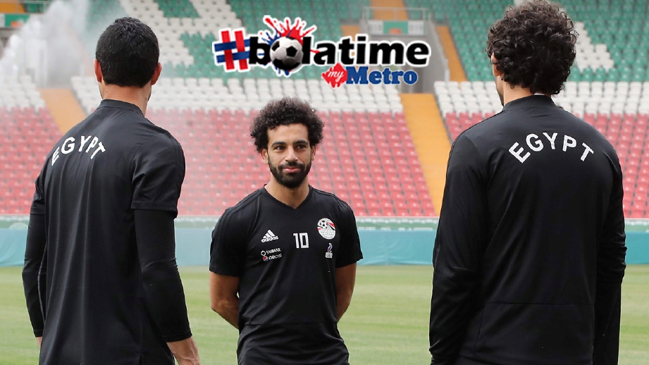 Mohamed Salah (tengah) bersama rakan sepasukannya, Ahmed Hegazi (kiri). FOTO AFP 