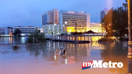 KEADAAN banjir di Kampung Boyan, Kuching pada 9 Februari.