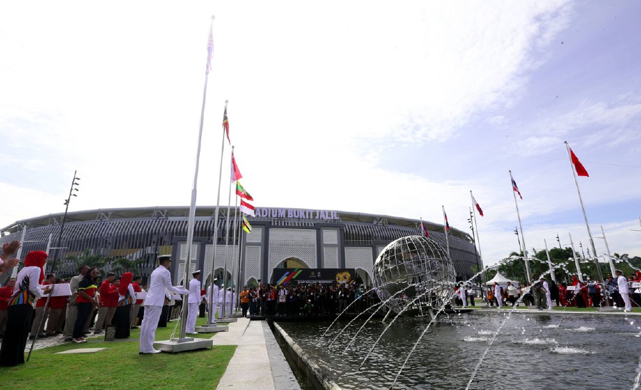 PENAIK bendera dari TLDM menaikkan bendera negara yang bertanding ketika majlis menaikkan bendera negara Sukan SEA di perkarangan Stadium Nasional, Bukit Jalil. -Foto MOHAMAD SHAHRIL BADRI SAALI