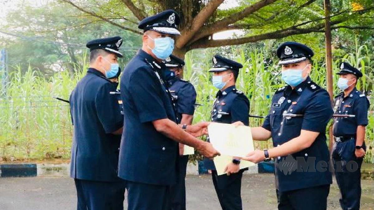 VIJAYA (dua kiri) menyampaikan sijil penghargaan kepada anggotanya pada Perhimpunan Bulanan Ibu Pejabat Polis Daerah Klang Utara. FOTO ihsan Polis