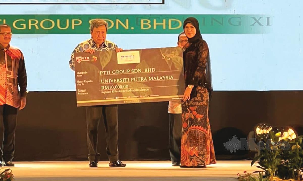 SULTAN Sharafuddin Idris Shah mewakili UPM menerima sumbangan daripada Cikgu Fana yang mewakili PTTI.