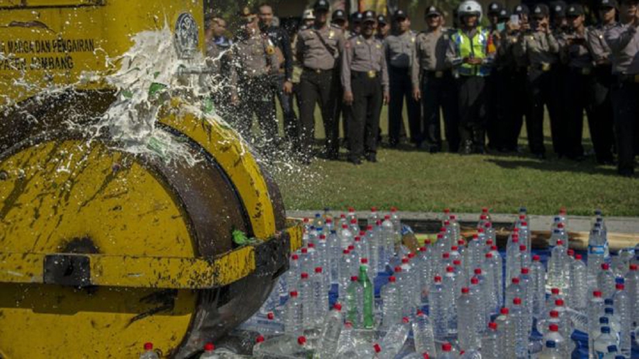 Tindakan minum arak buatan sendiri ragut 24 nyawa di Indonesia. FOTO fail AFP 