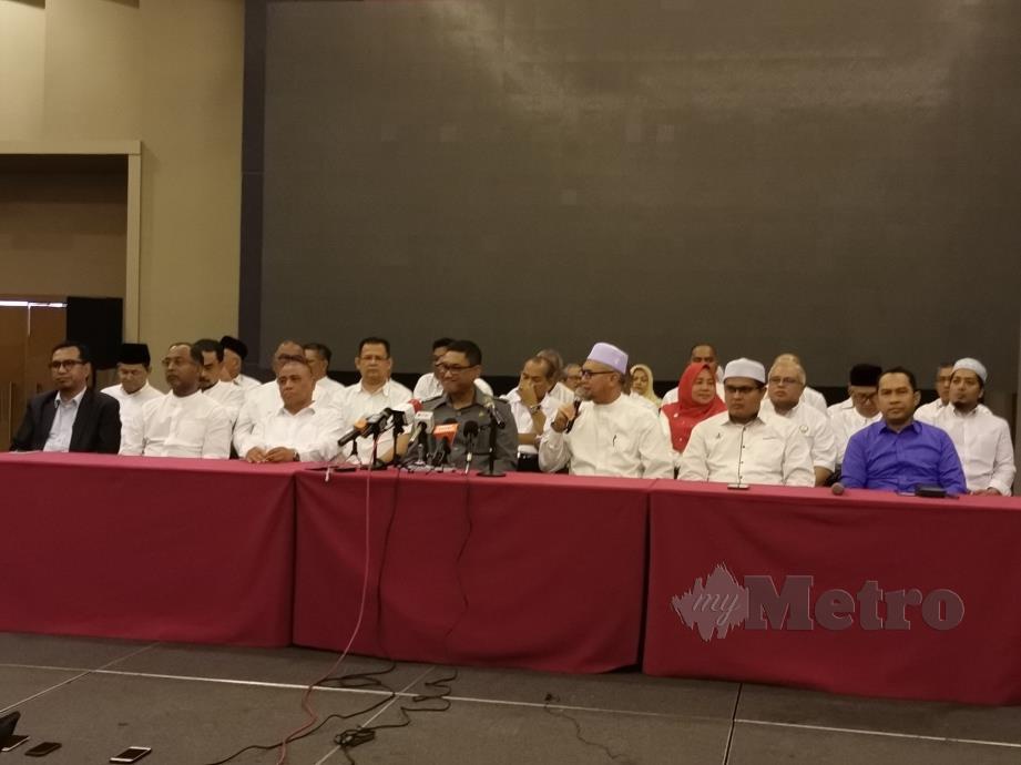 AHMAD Faizal (depan, tengah) mengadakan sidang media bagi mengumumkan keputusan kedudukan politik kerajaan negeri Perak. FOTO Balqis Jazimah Zahari