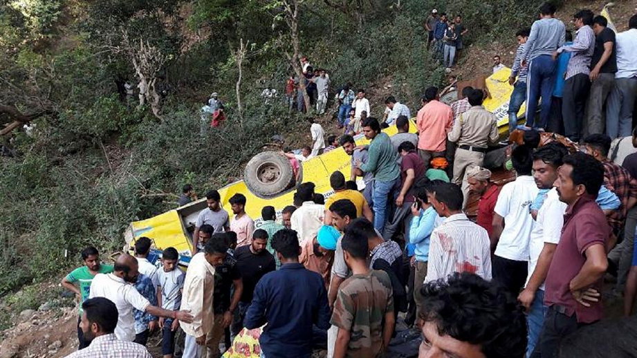 BAS yang membawa pelajar dari negeri Himachal Pradesh itu terbabas dan terjunam berhampiran Nurpur. FOTO AFP